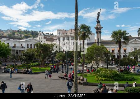 Im Herzen von Colonial Quito befindet sich der Hauptplatz: Plaza Grande oder Plaza de la Independencia in der Stadt Quito, Ecuador. Stockfoto