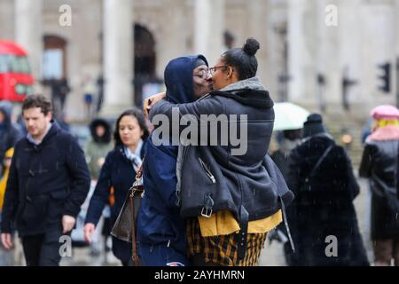 Trafalgar Square, London, Großbritannien 15. Februar 2020 - EIN Paar wird bei nassem und windigem Wetter auf dem Trafalgar Square geküsst, wenn Storm Dennis in London ankommt. Von heute bis Montag, 17. Februar, werden starke Regenfälle und starke Winde prognostiziert, während der Sturm Dennis mit starkem Regen, kaltem Kraftwind und Überschwemmungen durch Großbritannien fegt. Credit: Dinendra Haria/Alamy Live News Stockfoto