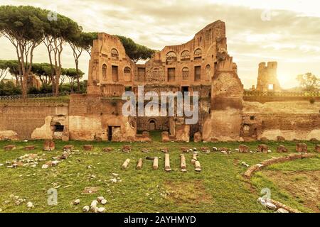 Die Ruinen des Stadions von Domitian auf dem Palatin bei Sonnenuntergang in Rom, Italien Stockfoto