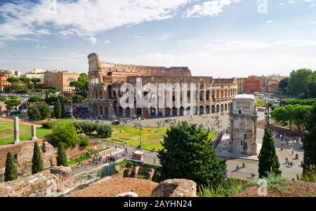 Blick auf das Kolosseum vom Palatinenhügel, Rom, Italien Stockfoto