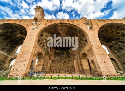 Die Basilika von Maxentius und Konstantin auf dem Forum Romanum in Rom, Italien Stockfoto