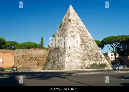 Die alte Pyramide von Cestius in Rom, Italien Stockfoto