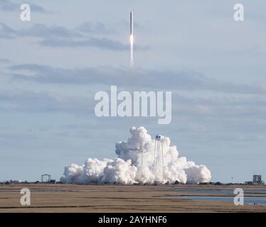 Wallops Island, USA. Februar 2020. Die Northrop Grumman Antares Rakete mit Cygnus-Raumfähre an Bord startet ab Pad-0A am 15. Februar 2020 in der Wallops Flight Facility der NASA in Virginia. Northrop Grummans 13. Vertraglich festgelegte Cargo ReSupply Mission für die NASA an die Internationale Raumstation wird mehr als 7.500 Pfund an Wissenschaft und Forschung, Besatzungsversorgung und Fahrzeughardware an das Orbitallabor und seine Crew liefern. NASA Foto von Aubrey Gemignani/UPI Credit: UPI/Alamy Live News Stockfoto