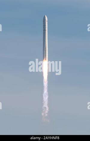 Wallops Island, USA. Februar 2020. Die Northrop Grumman Antares Rakete mit Cygnus-Raumfähre an Bord startet ab Pad-0A am 15. Februar 2020 in der Wallops Flight Facility der NASA in Virginia. Northrop Grummans 13. Vertraglich festgelegte Cargo ReSupply Mission für die NASA an die Internationale Raumstation wird mehr als 7.500 Pfund an Wissenschaft und Forschung, Besatzungsversorgung und Fahrzeughardware an das Orbitallabor und seine Crew liefern. NASA Foto von Aubrey Gemignani/UPI Credit: UPI/Alamy Live News Stockfoto