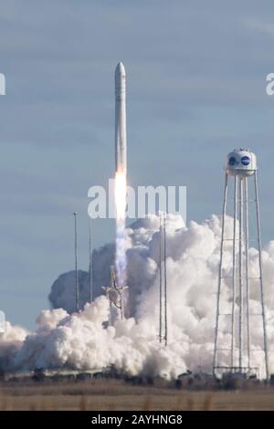 Wallops Island, USA. Februar 2020. Die Northrop Grumman Antares Rakete mit Cygnus-Raumfähre an Bord startet ab Pad-0A am 15. Februar 2020 in der Wallops Flight Facility der NASA in Virginia. Northrop Grummans 13. Vertraglich festgelegte Cargo ReSupply Mission für die NASA an die Internationale Raumstation wird mehr als 7.500 Pfund an Wissenschaft und Forschung, Besatzungsversorgung und Fahrzeughardware an das Orbitallabor und seine Crew liefern. NASA Foto von Aubrey Gemignani/UPI Credit: UPI/Alamy Live News Stockfoto