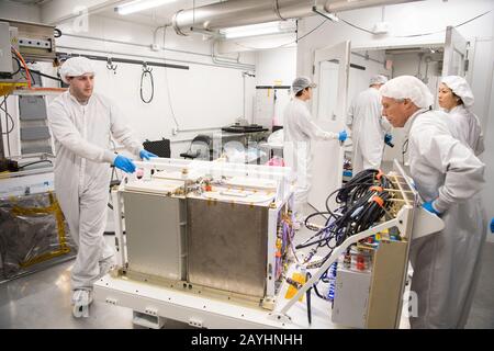 Wallops Island, USA. Februar 2020. Die Missionsingenieure bringen die letzte Ladung ein, um sie in die Cygnus-Nachschub-Raumfähre an Bord der Northrop Grumman Antares Rakete zu laden, am 8. Februar 2020, auf dem Launch Pad-0A der Wallops Flight Facility der NASA in Virginia. Northrop Grummans 13. Vertraglich vereinbarte Mission zur Ladungsrückversorgung mit der NASA zur Internationalen Raumstation wird mehr als 7.500 Pfund an Wissenschaft und Forschung, Besatzungsversorgung und Fahrzeughardware an das Orbitallabor und seine Crew liefern. NASA Foto von Aubrey Gemignani/UPI Credit: UPI/Alamy Live News Stockfoto