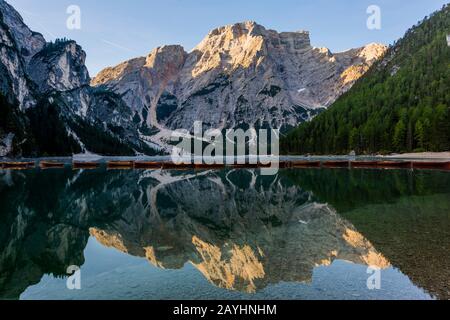 Schöne Reflexion von Prags Seekofel Berg in den See bei Sonnenaufgang, Italien Stockfoto