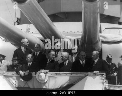 Franklin D. Roosevelt und andere posierten unter großen Waffen auf Schlachtschiff. Stockfoto