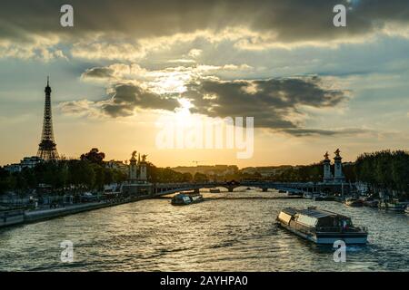 Am Ufer mit dem Eiffelturm bei Sonnenuntergang in Paris Stockfoto