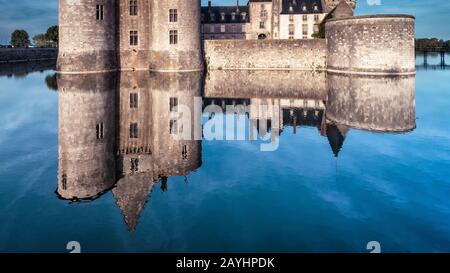 Schloss oder Schloss von Sully-sur-Loire am Abend, Frankreich. Diese mittelalterliche Burg ist ein Wahrzeichen Europas. Panorama der alten französischen Burg mit Spiegelbild i Stockfoto