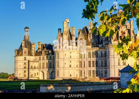Das königliche Chateau de Chambord, Frankreich. Das Schloss befindet sich im Loire-Tal, wurde im 16. Jahrhundert erbaut und ist eines der am meisten erkennbaren c Stockfoto