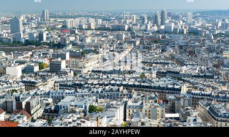 Modernes Paris. Blick vom Sacre Coeur auf den Montmartre Hügel Stockfoto