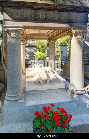 Grab des Alexander Dumas auf dem Montmartre Friedhof in Paris, Frankreich Stockfoto