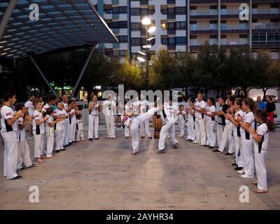 Capoeira-Demonstration in den Straßen von Povoa de Varzim im Norden Portugals Stockfoto