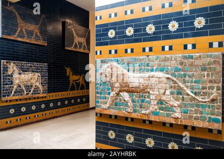 Istanbul - 25. MAI 2013: Details zum babylonischen Isthtar-Tor mit einem Löwen im Archäologiemuseum in Istanbul, Türkei. Das berühmte Tor wurde in Babylon eingebaut Stockfoto