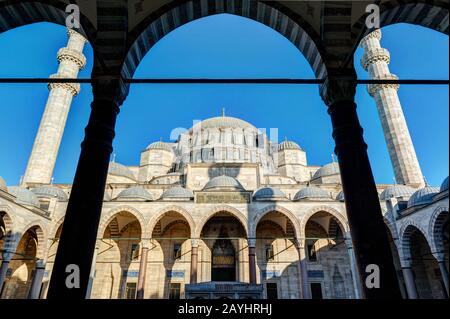 Der Innenhof der Süleymaniye-Moschee in Istanbul, Türkei. Die Süleymaniye-Moschee ist die größte Moschee der Stadt und eine der bekanntesten Stockfoto