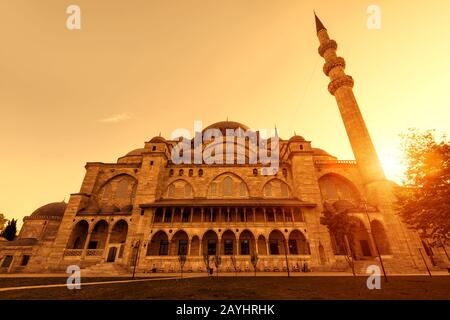 Die Süleymaniye-Moschee bei Sonnenuntergang in Istanbul, Türkei. Die Süleymaniye-Moschee ist die größte Moschee der Stadt und eine der bekanntesten Sehenswürdigkeiten Von Ist Stockfoto