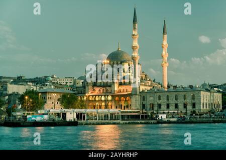 Moschee am Goldenen Horn nachts in Istanbul, Türkei Stockfoto