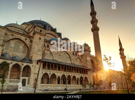 Istanbul - 25. MAI 2013: Die Süleymaniye-Moschee bei Sonnenuntergang am 25. Mai 2013 in Istanbul, Türkei. Die Süleymaniye-Moschee ist die größte Moschee im Cit Stockfoto