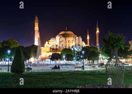 Blick auf die Hagia Sophia bei Nacht in Istanbul, Türkei. Die Hagia Sophia ist das größte Denkmal für die byzantinische Kultur. Stockfoto