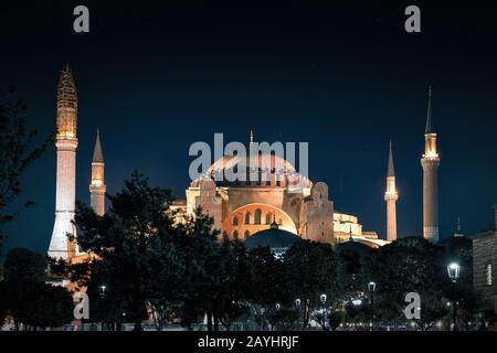 Blick auf die Hagia Sophia (Ayasofya) bei Nacht in Istanbul, Türkei Stockfoto