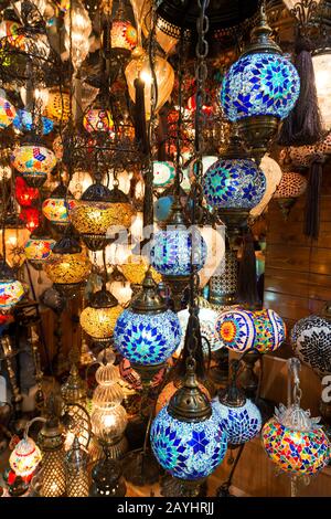 Bunte türkische Laternen werden auf dem großen Basar in Istanbul, Türkei, angeboten. Es ist ein beliebtes Souvenir für Touristen. Stockfoto