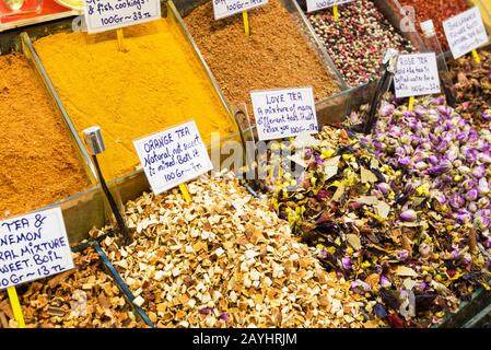 Orientalische Gewürze und Tee auf dem großen Basar in Istanbul, Türkei Stockfoto