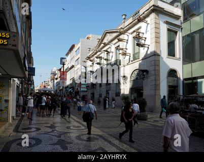 Rua Santa Catarina ist die wichtigste Einkaufsstraße in Porto, Portugal Stockfoto