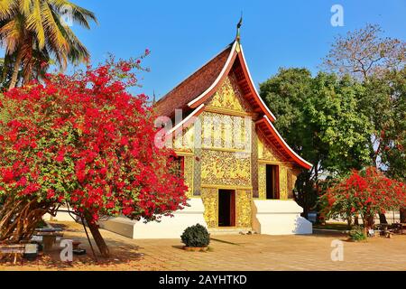 Wagenhalle des Wat Xieng Thong in Luang Prabang in Laos. Es wurde gebaut, um die Grabkutsche mehrerer Könige zu beherbergen und zu erhalten. Stockfoto