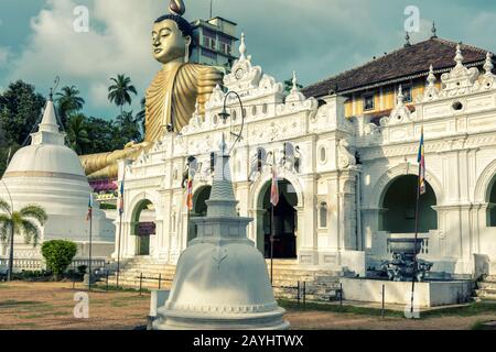 Wewurukannala Vihara ist der alte buddhistische Tempel in der Stadt Dickwella in Sri Lanka. Eine 50 m hohe sitzende Buddha-Statue ist die größte in Sri Lanka. Stockfoto