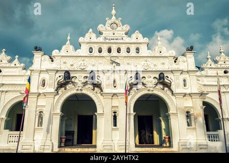 Fassade des Wewurukannala Vihara Tempels in der Stadt Dickwella, Sri Lanka. Dies ist der alte buddhistische Tempel. Stockfoto