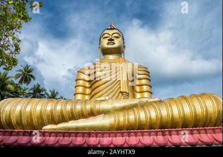 Großer Buddha im alten Tempel von Wewurukannala Vihara in der Stadt Dickwella, Sri Lanka. Eine 50 m hohe sitzende Buddha-Statue ist die größte in Sri Lanka. Hi Stockfoto