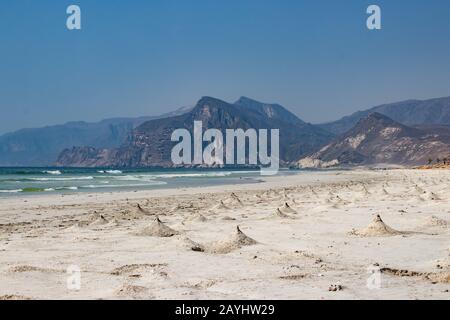 Blick auf den Strand Mughseel in der Nähe von salalah im Oman Stockfoto