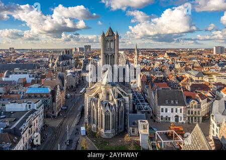 Blick auf die St.-Nikolaus-Kirche vom Kirchturm Het Belfort van Gent an einem sonnigen Tag in Gent, Belgien Stockfoto