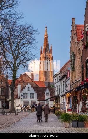 Ein Blick auf die Liebfrauenkirche Brügges (Onze Lieve Vrouw Brugge) in Brügges, Belgien zu Weihnachten Stockfoto