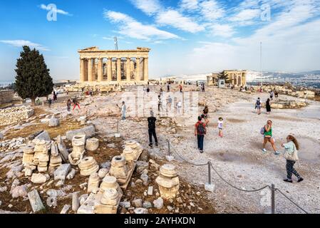 Athen - 8. Mai 2018: Panoramablick auf die Akropolis mit Parthenon in Athen, Griechenland. Im Sommer besuchen die Menschen in Athen antike griechische Denkmäler. Berühmtes r Stockfoto