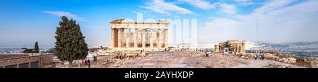 Panorama der Akropolis, Athen, Griechenland. Es ist eine der beliebtesten Touristenattraktionen Athens. Die Menschen besuchen die Antiken griechischen Ruinen im Zentrum von Athen. Landschaftlich reizvoll Stockfoto