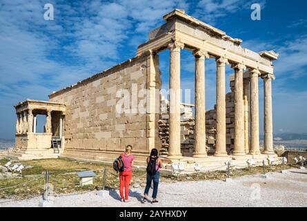 Athen - 8. Mai 2018: Tempel der Echtheion mit Caryatid-Vorhalle auf der Akropolis von Athen, Griechenland. Es ist eine Touristenattraktion Athens. Die Leute schauen auf Anci Stockfoto