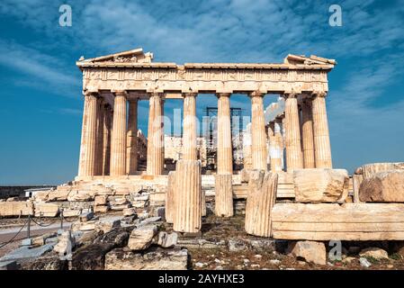 Der alte Parthenon-Tempel auf der Akropolis, Athen, Griechenland. Es ist das Wahrzeichen Athens. Fassade des berühmten Parthenon im Stadtzentrum von Athen. Szenerie von Gree Stockfoto