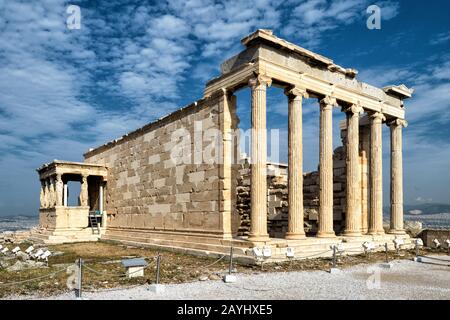 Schöner Blick auf das Erechtheion mit Caryatid-Veranda auf Akropolis, Athen, Griechenland. Der Akropolishügel mit antiken griechischen Tempeln ist das wichtigste Wahrzeichen von Stockfoto