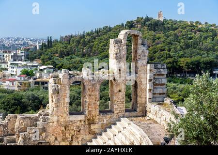 Ruinen des Odeons des Herodes Atticus auf der Akropolis von Athen, Griechenland. Dieses altgriechische Theater ist eines der Wahrzeichen Athens. Details zu Stockfoto