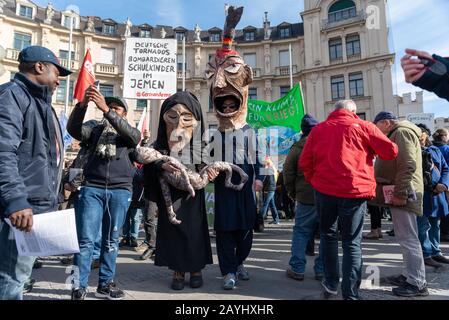 München, Deutschland. Februar 2020. Großdemonstration München 15. Februar gegen die Sicherheitskonferenz in München. Das Motto: "Nein zu Krieg und Umweltzersetzung" Tausende Demonstranten demonstrieren gegen die in München stattfindende Sicherheitskonferenz. Credit: Thomas Vonier/ZUMA Wire/Alamy Live News Stockfoto