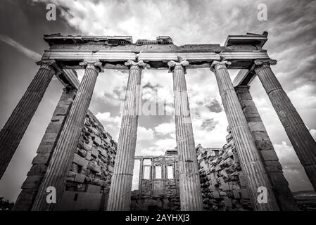 Erechtheion-Tempel auf der Akropolis, Athen, Griechenland. Es ist eines der wichtigsten Wahrzeichen Athens. Klassische altgriechische Architektur im Zentrum Athens. R Stockfoto