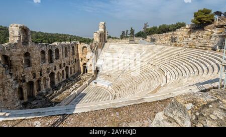Panoramablick auf das Odeon von Herodes Atticus auf der Akropolis von Athen, Griechenland. Es ist eines der wichtigsten Wahrzeichen Athens. Panorama des alten Gree Stockfoto
