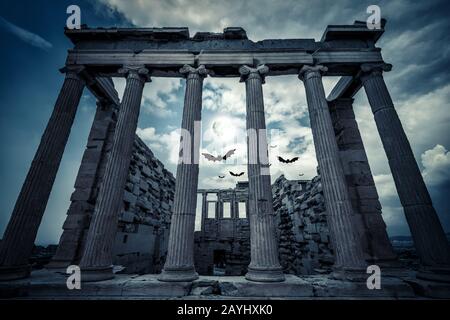 Echtheion-Tempel im Vollmond, Athen, Griechenland. Gruselige düstere Szene mit Fledermäusen für Halloween-Thema. Antike griechische Architektur Athens in der Nacht. Alt Stockfoto