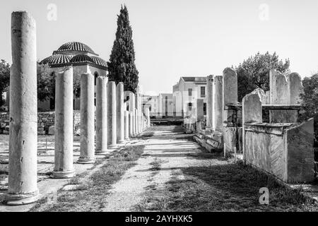 Roman Agora in Schwarzweiß, Athen, Griechenland. Es ist eines der wichtigsten Wahrzeichen Athens. Die Landschaft der Antiken griechischen Ruinen im Zentrum Athens nahe Plaka Stockfoto