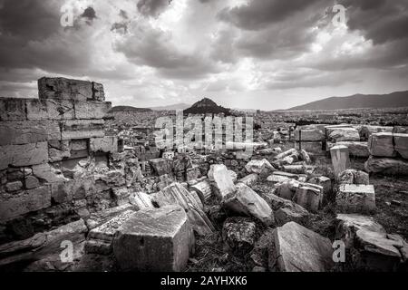 Panoramablick auf Athen mit dem Berg Lycabettus von der Akropolis, Griechenland. Antike griechische Ruinen auf der Akropolis-Spitze im Vordergrund. Panorama-Panorama von Stockfoto