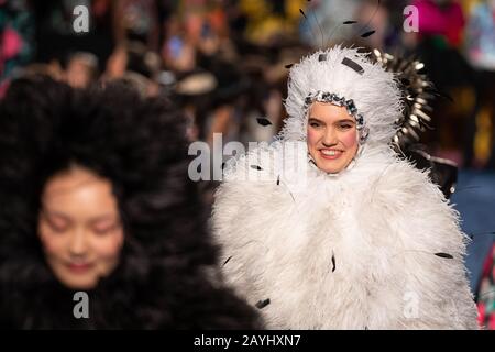 Modelle auf dem Laufsteg für die Richard Quinn Show während der London Fashion Week Februar 2020 in Lawrence Hall in London. Stockfoto