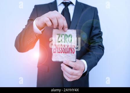 Handschriftertext: Keine Emissionen. Konzeptfoto emittiert keine Abfallprodukte, die die Umwelt gefährden Männlich tragen formelle Arbeitskleidung Büro Look ho Stockfoto