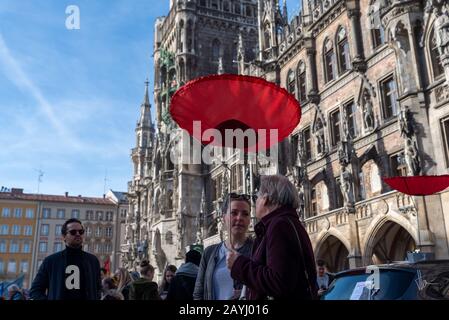 München, Deutschland. Februar 2020. Großdemonstration München 15. Februar gegen die Sicherheitskonferenz in München. Das Motto: "Nein zu Krieg und Umweltzersetzung" Tausende Demonstranten demonstrieren gegen die in München stattfindende Sicherheitskonferenz. Credit: Thomas Vonier/ZUMA Wire/Alamy Live News Stockfoto